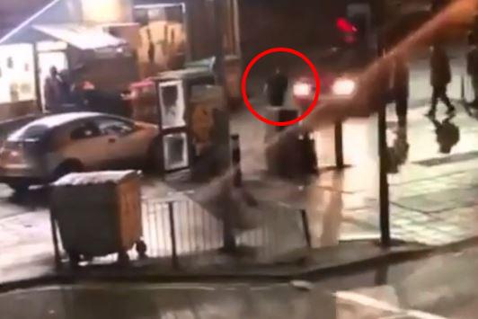 В драматическом ролике показан пешеход с протянутой рукой в ​​направлении автомобиля, который через несколько секунд сбивает его с ног